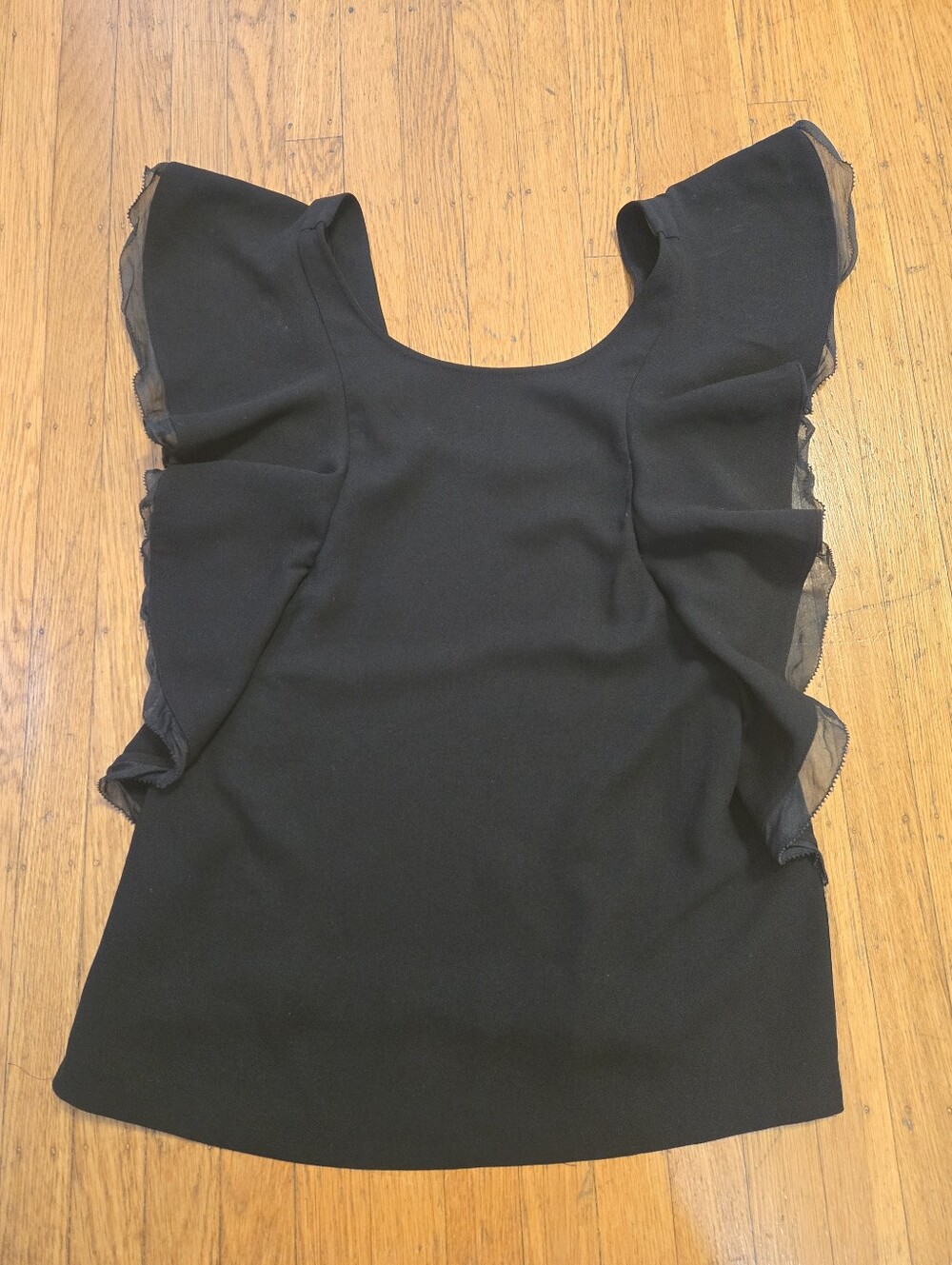 🆕️🌻Club Monaco Silk Trim Top